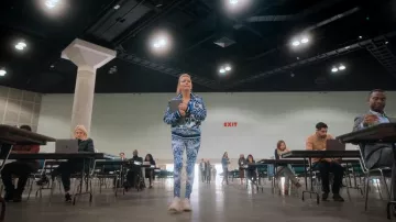 Zapatillas gruesas de color rosa claro Brandblack usadas por Lorna Crane (Becki Newton) como se ve en The Lincoln Lawyer (S03E03)