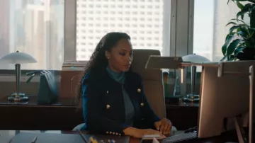 L'Agence True Collarless Jacket In Midnight usada por Andrea Freeman (Yaya DaCosta) como se ve en The Lincoln Lawyer (S03E04)