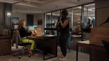 Nike Air Jordan 1 Retro Hi OG Sneakers En Blanc portées par Izzy Letts (Jazz Raycole) comme on le voit dans The Lincoln Lawyer (S03E04)