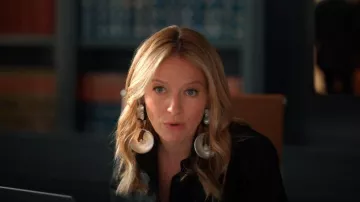 Pendientes de concha de gran tamaño vintage usados por Lorna Crane (Becki Newton) como se ve en The Lincoln Lawyer (S03E04)