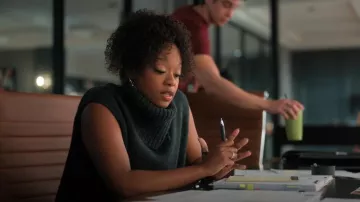 Col roulé gris acier COS porté par Izzy Letts (Jazz Raycole) tel qu’on le voit dans The Lincoln Lawyer (S03E04)