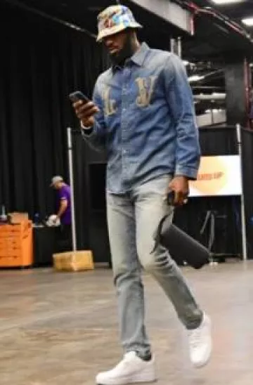 Camisa vaquera Louis Vuitton Blue Denim Studded LV Western usada por LeBron James en la cuenta de Instagram @nbafashionfits