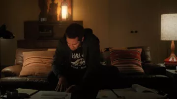 Pearl Jam 10C Apparel Snowcap Shirt Noir porté par Mickey Haller (Manuel Garcia-Rulfo) comme on le voit dans The Lincoln Lawyer (S03E04)