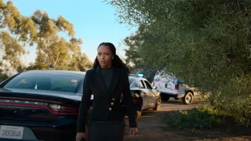 Blazer cruzado asimétrico Smythe usado por Andrea Freeman (Yaya DaCosta) como se ve en The Lincoln Lawyer (T03E04)
