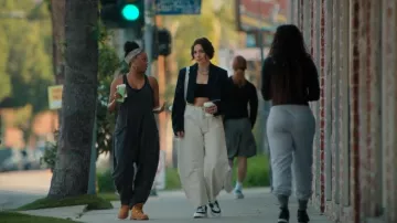 Free People Hot Shot Onesie portée par Izzy Letts (Jazz Raycole) comme on le voit dans The Lincoln Lawyer (S03E04)