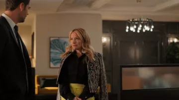 Veronica Beard Fulham Python Chaqueta de cuero vegano usada por Lorna Crane (Becki Newton) como se ve en The Lincoln Lawyer (S03E04)