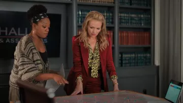 Alice + Olivia Deanna Pantalon en satin boot-cut porté par Lorna Crane (Becki Newton) comme on le voit dans The Lincoln Lawyer (S03E05)