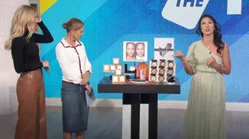 Alice + Olivia Dylan Pantalon en similicuir taille haute et large porté par Amanda Kloots, comme on le voit dans The Talk le 29 octobre 2024