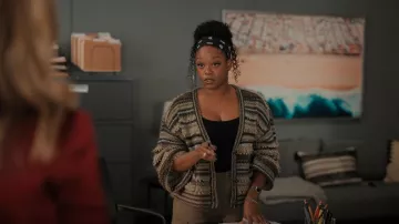 Cardigan à manches longues Harriet Blouson pour femmes porté par Izzy Letts (Jazz Raycole) comme on le voit dans The Lincoln Lawyer (S03E05)