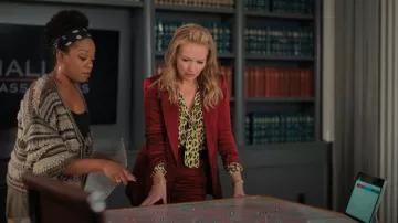 Camisa de seda con estampado de leopardo de Zadig & Voltaire Taos usada por Lorna Crane (Becki Newton) como se ve en The Lincoln Lawyer (T03E05)