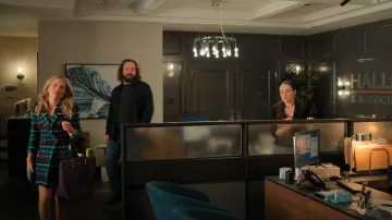 Rebecca Minkoff Dylan Tote porté par Lorna Crane (Becki Newton) comme on le voit dans The Lincoln Lawyer (S03E06)