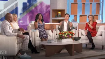 La robe portefeuille à imprimé léopard portée par Natalie Morales, vue dans The Talk le 30 octobre 2024