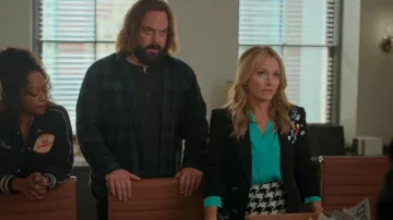 Anine Bing Ada Jupe pied-de-poule noire et blanche portée par Lorna Crane (Becki Newton) comme on le voit dans The Lincoln Lawyer (S03E06)