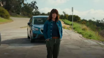 L'Agence Janelle Raw Cut Slim Denim Jacket usado por Maggie McPherson (Neve Campbell) como se ve en The Lincoln Lawyer (S03E06)