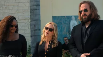 Mini-robe boutonnée Scanlan Theodore portée par Lorna Crane (Becki Newton) comme on le voit dans The Lincoln Lawyer (S03E06)