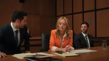 Veronica Beard Tomi Blazer en crêpe à double boutonnage porté par Lorna Crane (Becki Newton) comme on le voit dans The Lincoln Lawyer (S03E06)