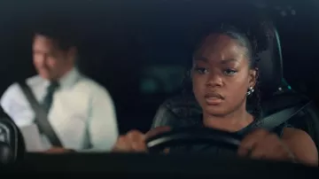 Anthropologie Crisscross Post Boucles d’oreilles portées par Izzy Letts (Jazz Raycole) comme on le voit dans The Lincoln Lawyer (S03E07)