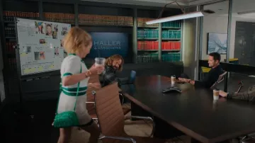 Zara matelassé Mini sac à bandoulière femmes vert simili cuir porté par Lorna Crane (Becki Newton) comme on le voit dans The Lincoln Lawyer (S03E07)