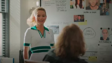 Polo court Monogram Casablanca en vert porté par Lorna Crane (Becki Newton) comme on le voit dans The Lincoln Lawyer (S03E07)