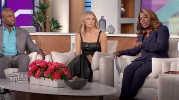 Cinq a Sept Veena Vestido de piel sintética usado por Amanda Kloots como se vio en The Talk el 4 de noviembre de 2024