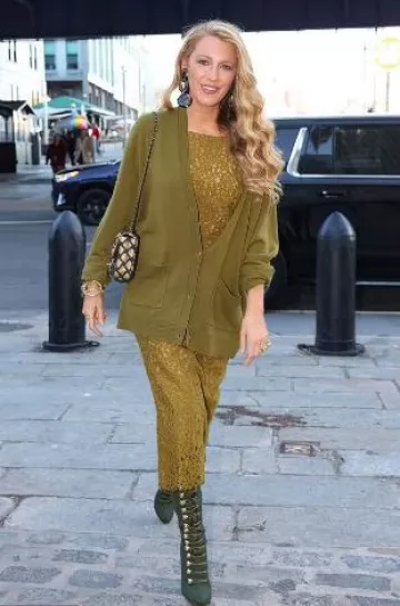 Michael Kors Collection Cardigan oversize en cachemire porté par Blake Lively à New York le 18 octobre 2024