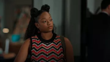 Boucles d’oreilles Beginning Boutique Azure portées par Izzy Letts (Jazz Raycole) comme on le voit dans The Lincoln Lawyer (S03E08)