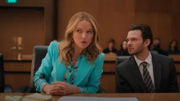 Michael Kors Collection Georgina Blazer en écume de mer porté par Lorna Crane (Becki Newton) comme on le voit dans The Lincoln Lawyer (S03E08)