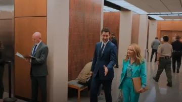 Michael Kors Collection Haylee Flare Pantalon porté par Lorna Crane (Becki Newton) comme on le voit dans The Lincoln Lawyer (S03E08)