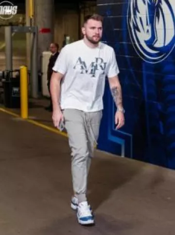 Camiseta Amiri White & Chrome Staggered Logo usada por Luka Dončić en la cuenta de Instagram @nbafashionfits
