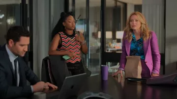 Blazer Smythe Pintuck en violet porté par Lorna Crane (Becki Newton) comme on le voit dans The Lincoln Lawyer (S03E08)