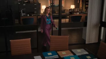 Pantalon large Smythe avec plis porté par Lorna Crane (Becki Newton) comme on le voit dans The Lincoln Lawyer (S03E08)
