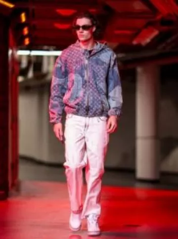 Chaqueta de mezclilla Louis Vuitton Blue Camo Patchwork usada por Josh Giddey en la cuenta de Instagram @chicagobulls