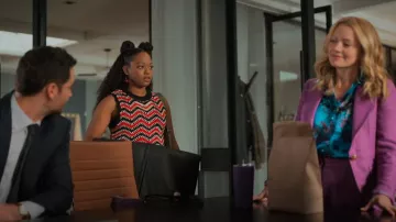 Gilet en crochet de coton rouge Ganni porté par Izzy Letts (Jazz Raycole) comme on le voit dans The Lincoln Lawyer (S03E08)