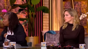 Veronica Beard Mylie Top de cuello alto de punto fruncido usado por Sara Haines como se ve en The View el 31 de octubre de 2024