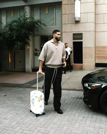 Maleta Louis Vuitton Watercolor Monogram Horizon 55 usada por Jayson Tatum en la cuenta de Instagram @celtics