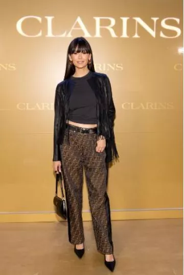 Bolso de hombro de piel Prada Cleo usado por Nina Dobrev en el evento de lanzamiento de Clarins Double Serum Generation 9 el 19 de octubre de 2024