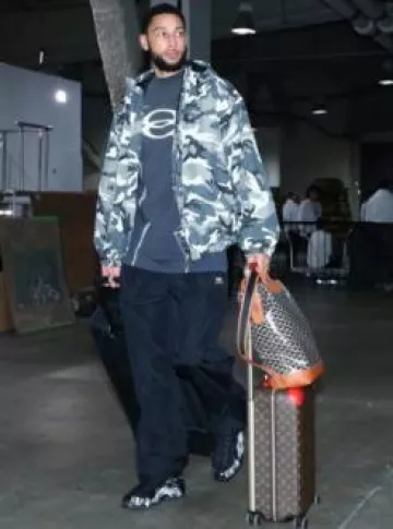 Chaqueta de esquí con capucha de camuflaje gris Balenciaga usada por Ben Simmons en la cuenta de Instagram @nbafashionfits