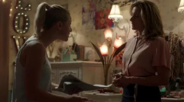 Betty Cooper (Lily Reinhart) Blue Top en Riverdale S01E03