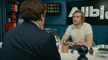 L'horloge Retour Vers le futur dans le bureau de Grégory (Philippe Lacheau) dans le film Alibi.com