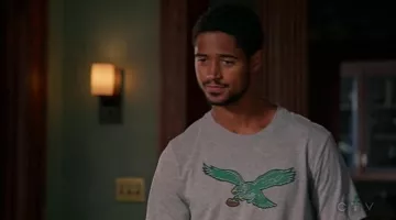 le t-shirt aigle de Wes Gibbins (Alfred Enoch) dans Cómo salirse con la suya con el asesinato