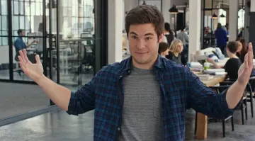 The t-shirt of Jason (Adam Devine) in The new intern / The Intern