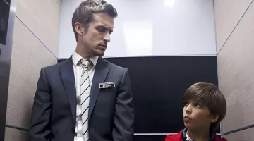 La cravate rayée de Franck (Philippe Lacheau) dans Babysitting