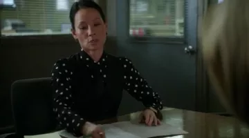 la chemise de Joan Watson (Lucy Liu) dans Elementary