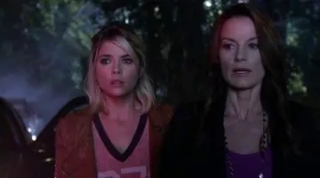 Chaqueta Karen Millen de Hanna Marin (Ashley Benson) en Pretty Little Liars S3E20