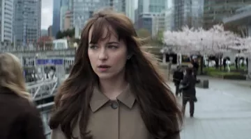 Le trench coat beige de Anastasia Steele (Dakota Johnson) dans Fifty Shades Darker