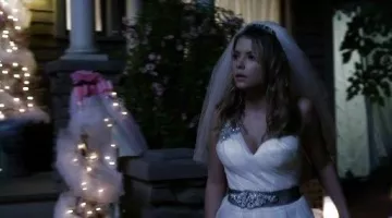La robe d'Hanna Marin (Ashley Benson) dans Pretty Little Liars S4E24