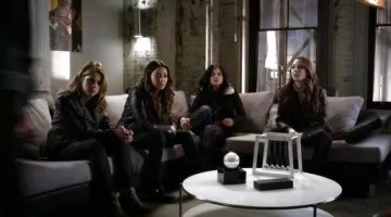 Botas de Hanna Marin (Ashley Benson) en Pretty Little Liars S4E24