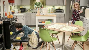 The Eames chairs green in the kitchen of Bernadette Rostenkowski (Melissa Rauch) The Big Bang Theory S10E17