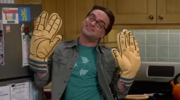 The cooking gloves of Leonard Hofstadter (Johnny Galecki) The Big Bang Theory S09E09