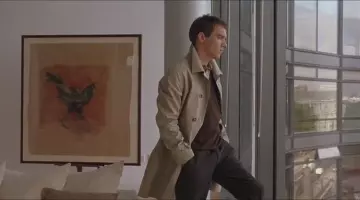 Le manteau type trench coat beige de Chris Wilton (Jonathan Rhys-Meyers) dans Match Point